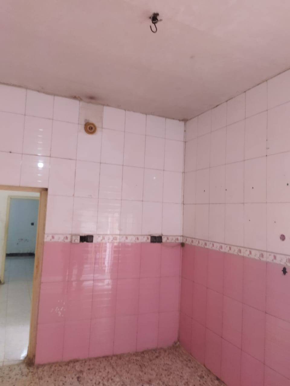 بيت 125 مساحته الايجار مكانه شارع 80 قرب استداره حي العسكري بل فرع ثاني عقار عن شارع 80 منطقه حلوه خدمات فول تفاصيل البيت غرفتين نوم وصاله ومطبخ وكليدور ومجمع صحي وطاارمه بي تانكي وماطور وماء وخط مولد ذهبي الاتصال عل رقم *********** سعر لايجار 300 الف
