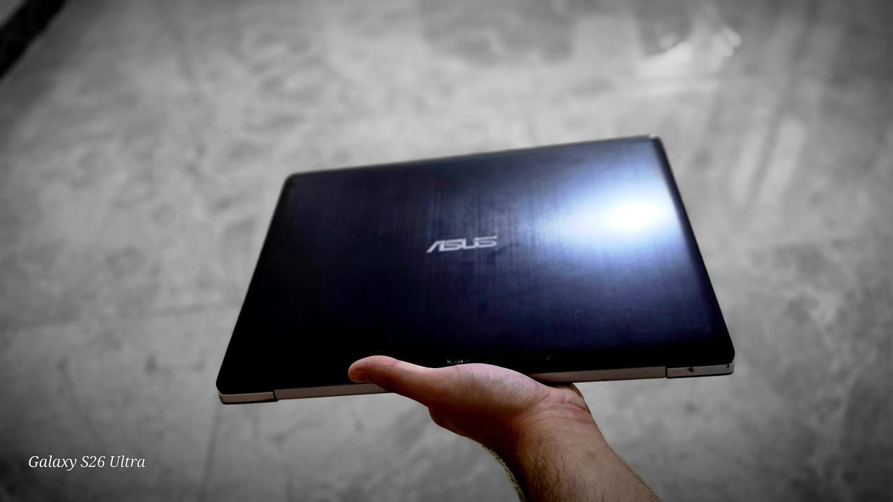 السلام عليكم، لابتوب asus Vivobook s400c للبيع
السلام عليكم، لابتوب مستعمل سليم و نضيق بالكامل للبيع بسعر 140 الف و بي مجال

ملاحضه:
 شاشه لمس، يفيد لمشاهدة الافلام او اليوتيوب، يفيد للدراسه، يفيد للالعاب القديمه مثل لعبة جنرال او العاب بسيطه، اللابتوب سليم بالكامل من كل ناحيه، مثل، الازرار، الفتح و القفل، و المنافذ. و الخ...
التفاصيل: 
processor/معالج: 
Intel Core i7-3517U
graphics/كرت شاشه:
Intel HD Graphics 4000 (Integrated)
:الشاشة/screen
14.0 بوصة بأبعاد 16:9 ودقة HD (1366 × 768) تعمل باللمس (Capacitive Touch)
Ram/ذاكرة عشوائية: 
4 جيجابايت DDR3 بسرعة 1600 ميجاهرتز (مثبتة على المذربورد؛ يوجد منفذ SO-DIMM شغال للترقية حتى 8 جيجابايت إجمالاً)
storage/التخزين: 
نظام هجين — HDD سعة 500 جيجابايت + ذاكرة SSD كاش سعة 24 جيجابايت لتسريع الإقلاع
المنافذ:
منفذ 1 × USB 3.0
منفذان 2 × USB 2.0
منفذ 1 × HDMI
منفذ 1 × VGA
منفذ شبكة 1 × RJ45 Gigabit Ethernet
قارئ ذاكرة 1 × SD Card Reader
منفذ صوت 1 × 3.5mm مشترك للسماعة والميكروفون
نظام التشغيل: يأتي بنظام Windows 8 (64-bit) و شحدث لwindows 10
الأبعاد والوزن: 33.9 × 23.9 × 2.1 سم | 
الوزن حوالي 1.8 كجم

موقع: نجف-كوفة، لا يوجد توصيل
للتواصل هنا او على الرقم: ***********
