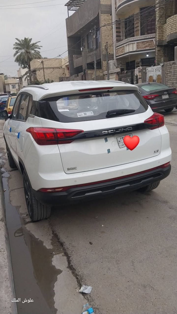 بيع او مراوس
احد احلى سيارات الي ركبتها بحياتي ال Baic x35 
امتياز مارسيدس بنز 

سيارة كاملة ومعتني بيها يم الوكالة 
 وبعد بيها ضمان 3 سنوات كير ومحرك يعني مرتاح راسك من ناحية صحتها زيرو

سرعة عالية شعله تخبل ماكو منها اطلع اغلب سيارات بالشلعة وبنظام السبورت ما شاء الله 
وصرفيتها تمشيني عشر ايام تقريبا التفويله حسب الاستخدام

السيارة فول مواصفات من كل نواحي
اولا خليجية 
بعدها بالضمان مال شركة 

مواصفاتها : خارج سيارة 

جامه أماميه عريضه تطي هيبة واضحة 🔥 �

ليتات LED أمامية حادة وشكلها عصري ✨

إنارة نهارية (DRL) تبين السيارة حتى بالنهار 🌟 
خطوط جسم انسيابية تعطي شكل رياضي 🚀 �

اطارات ألمنيوم قياس  17 شكلها شبابي 🛞 �

مرايات جانبية كهربائية ويا إشارات 👍 �

روف رايل (حامل سقف) يضيف شكل SUV قوي 🚙 �

فتحة سقف بانوراما �

ليتات خلفية LED تصميمها أنيق 🔴
 
📷داخل السيارة 

شاشة لمس 8 إنش مع ربط موبايل 📱
عدادات رقمية بتصميم عصري 👀
مقود متعدد الوظائف للتحكم السريع 🎮
مقاعد مريحة (قماش أو جلد حسب الفئة) 🛋️
مساحة واسعة ومريحة للأرجل قدام وورا 👌
مكيف هواء فعّال (أوتو ببعض الفئات) ❄️
نظام صوتي + بلوتوث 🔊
نوافذ كهربائية + قفل مركزي 🔒
منافذ شحن وفتحات تخزين عملية 🔌
خارج سيارة

المحرك 

 المحرك  ياباني من شركة مسيوبيشي١٥٠٠ تيربو اقتصادي 

قير: cvt من شركة ايسن الالمانيه 
نظام تعليق اليانيه 

وهذا هو بالعافية على ياخذها
سيارة ماشية ١٠ الاف زيرو 

رقمي 
***********
