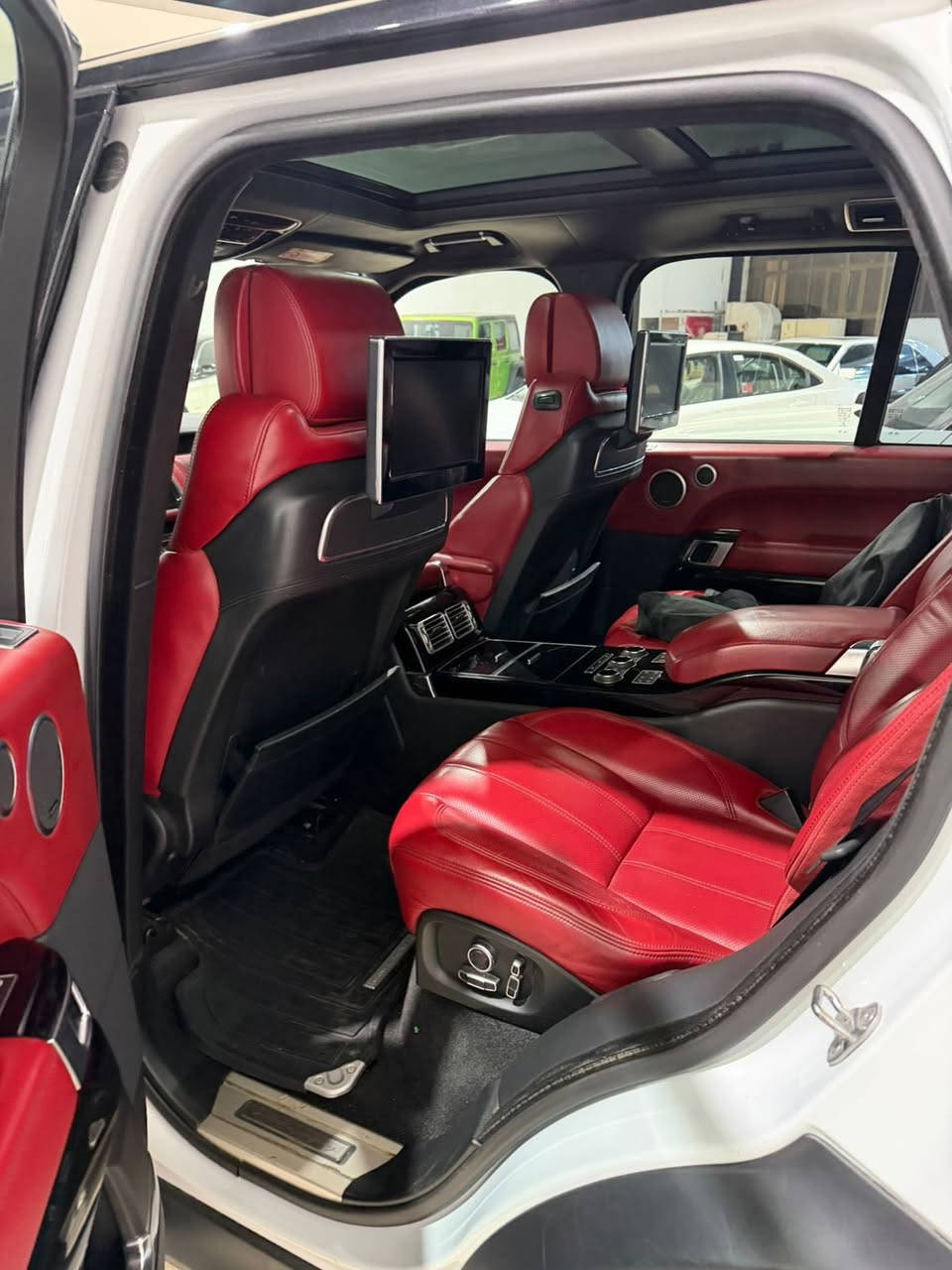 للبيع فقط رانج روفر فوك رقم بغداد الماني 2016
📌📌الفئه اتو باي كرافي 
📌📌الون ابيض صدفي 
VIB 📌📌
📌📌داخل احمر 
📌📌محرك سوبر جارج V8
📌📌بانورامه 
 📌📌مساج 
📌📌وكالت سردار 
عنوان السيارة معارض النهضه شركت الكرادي 
الهاتف ***********عبدالله حسين الكرادي
