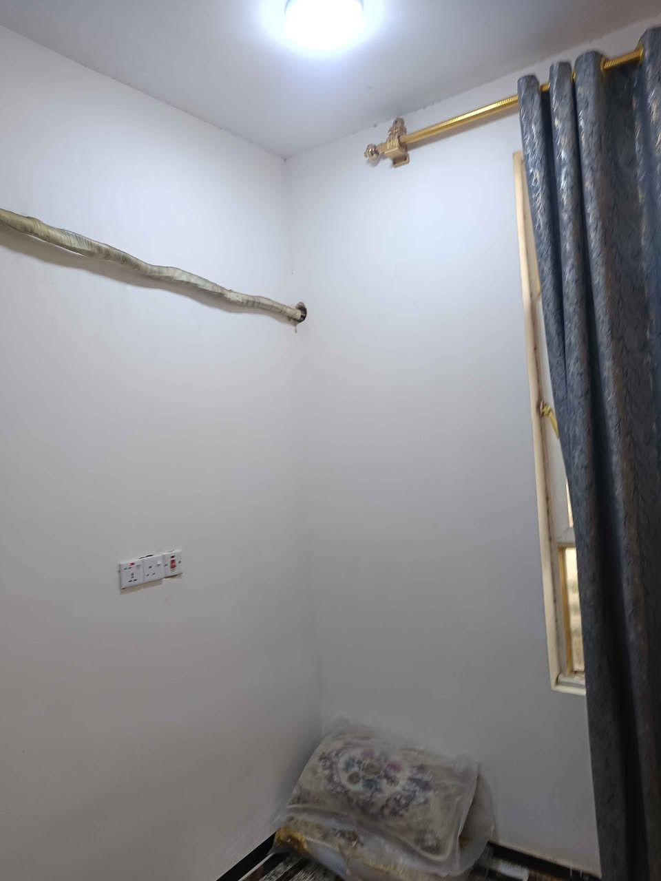 محافظة بابل مركز المدينه
دار سكن طابو صرف  للبيع المساحة 150م مربع بناء غرفتين نوم +كلدور +مطبخ +استقبال +صحيات +صاله فوك ٨×٣

جديد العنوان حي المهندس مقابل مدينة العاب ارض بابل عبر شارع 80 بالفرع الثالث عرض 
المساحة 150متر مربع 
الواجه 10متر 
النزال 15متر
عرض الشارع 15متر 
بناء جديد 
للااستفسار اكثر اتصل على الرقم
👇👇👇
*********** حلة, بابل
