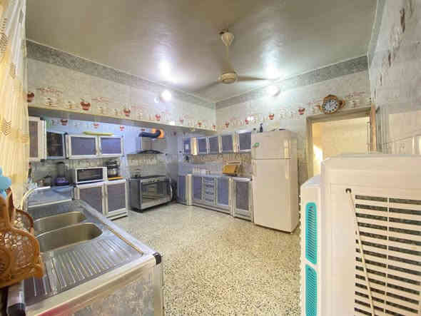 دار للبيع
الموقع :حي العسكري قرب جامع سيدنا الحسين
المساحة: ٢٨٠ متر  ركن وجه ١٤ نزال ٢٠
طابقين ٦ غرف نوم + استقبال +صالتين +حمامين +مطبخ
كامل يباع مع الأثاث كما موضح في الصور
السعر ٣١٠ مليون مع الأثاث
للإستفسار مراسلة الصفحة أو الاتصال على الرقم التالي ***********
