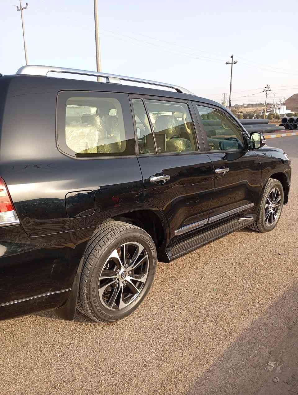 للبيع لاندكروز موديل 2019 ساز باب اول واحد على واحد 6سلندر رقم بغداد ماشيه 86 الف حقيقي  السعر 5.5 يعني خمس دفاتر و خمس اوراق وبيه مجال السياره مكفوله كفاله عامه من صبغ وتبديل وفتح جديده جدا بمعنى الكلمه مكان السياره الرمادي رقم الهاتف ***********
