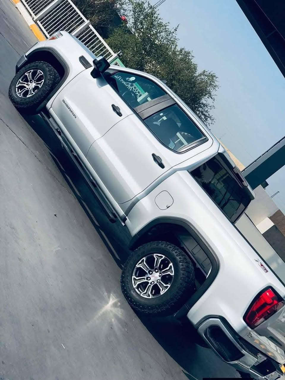 🔥 للبيع – جمس سيرا 2021 🔥
سيارة قوية ونظيفة، استخدام خفيف وعددها قليل بهالحالة 👌

🚘 المواصفات:
• جمس سيرا 2021 – وارد أمريكا
• دبل قمارة (باب طويل / بدي قصير)
• مكينة 8 سلندر 5300
• دفع رباعي (4×4)
• ستاندر
• العداد: 40 ألف كم فقط

🎨 الحالة:
• صبغ: جاملغ أمامي أيمن + ربع الجاملغ الخلفي الأيمن
• رقم أربيل والسيارة باسمي
• صور الحادث + رقم الشاصي موجودة بالمنشور للشفافية

📍 الموقع: بغداد

📞 للحجز والاستفسار:
***********

💰 السعر: ثلاث دفاتر قابل للتفاوض

⚡ سيارة جاهزة للاستخدام وما تحتاج شي.
