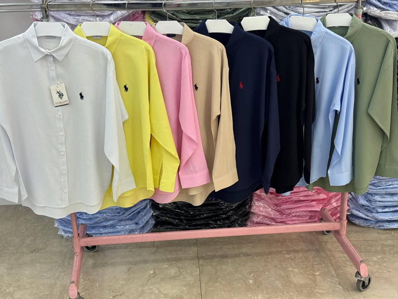 السلام عليكم 
جملة جملة جملة فقط ‼️‼️
قميص نسائي قياسات s m  l  xl
طول 70 و 75 
لطلب اتصال واتساب فقط ***********
