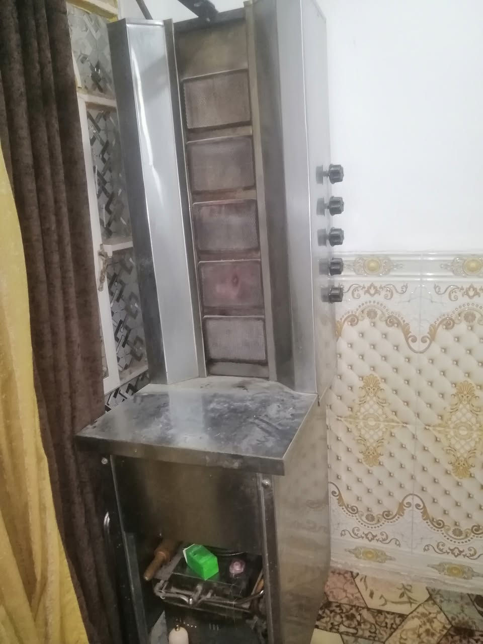 شواية كص سل استيل ٥ عيون تركي جديد استعمال قليل وع شرط تحمل وإن ١٠٠ كيلو مع اربع سكين كص اصلي مع مستحد ٣٠٠ الف وبيه مجال قليل حوض عصير ٧٥ لتر قفل ٧٠ الف قطعتين موجودات كابسه صاج غاز ١٢٠ الف إلي يريده للموكب خادم الديوانية ***********

