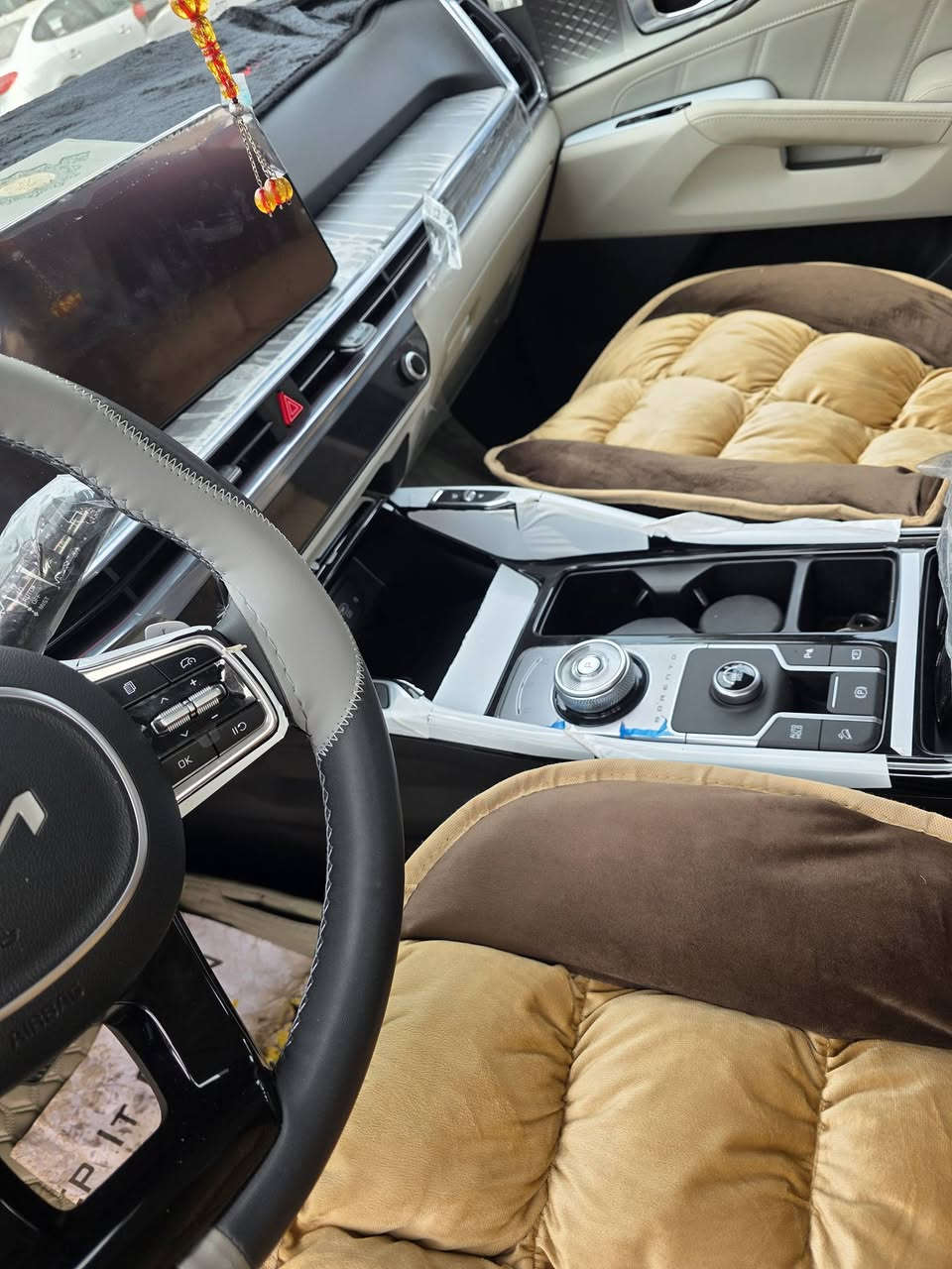 كيا سورنتو موديل 2025 رقم اربيل بأسمي سنويه فول مواصفات واحد على واحد 
كير مواس بنراما كشنات جلد ويل 20 
كشنات كهرباء جلد تدفئة تبريد 
اربع كامرات صندوق كهرباء 
دوسات خارجيه بلاديه أوتو هولد سايد بريك بصمه شفتات ستيرن حساس مطر حساس امامي خلفي تشغيل عن بعد سته سلندر توفق ذاتي ماشيه 5000 سعر 370 $ قفل 
***********
