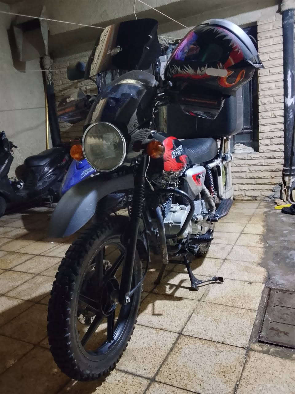 سلام عليكم بوكسر جبلي مديل 21 اوراق كامله كمرك مدفوع دراجه جاهزه مناقصها ربع عوزها بس سايق هيه وغراضها بوم اشاير لد جامه اماميه هورن طاط كلجات جدد تايرات زوج جدد ماعوزها اي شي عنواني البياع شرطه الخامسه السعر مليون و ٣٥٠ بيها مجال بسيط استفسار رقمي ***********
