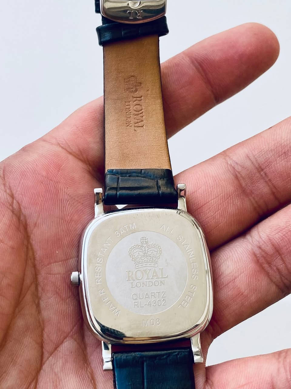 ساعة رويال لندن 40013-04
Royal London البريطانية

كلاسك سلم ساعه نظافه زيروو 

سير اصلي بك اصلي دكمه اصليه

أبعاد ساعه33/35/معه أذان44

كواتز ستانلس ستيل نظام ميلين

سعر55 الف يتوفر توصيل


**إذا كنت صاحب هذا الإعلان وتريد حذفه لأي سبب، رجاءا أرسل رسالة إلى الدعم الفني**
