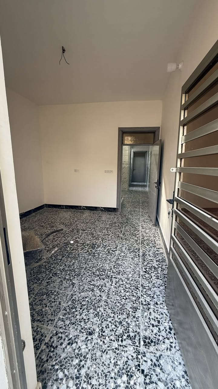 سلام عليكم 
دار للبيع 
المساحة ٧٥ متر طابو ملك صرف سكني

طابق ونص 

الموقع بغداد منطقة الانتصار مقابل مستشفى حمادي شهاب طريق الشعب الحسينيه 

يحتوي على 
استقبال ومطبخ حولي 
و غرفتين نوم
ومنور 
مع صحيات

بناء جديد زيرو ما مسكون
للإستفسار الاتصال على الرقم 📞
📞
***********
