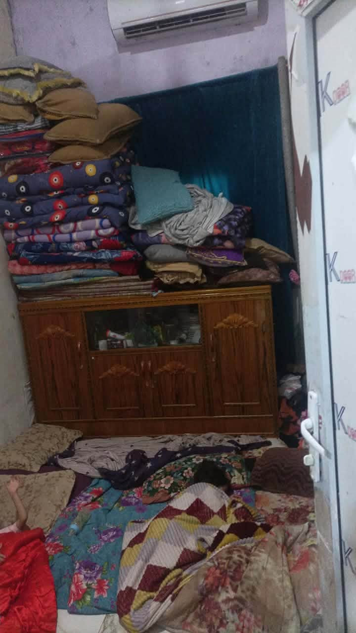 🏡 دار للبيع – حي الحسين / نزلة الشيخ زيد
📍 الموقع: حي الحسين – نزلة الشيخ زيد، يبعد حوالي 100 متر فقط عن الشارع العام.

📐 المساحة: 150 م²
🏗️ البناء: طابوق وصب كونكريت.

🔹 مواصفات الدار:

* غرفة نوم.
* غرفة أطفال صغيرة.
* صالتان.
* مطبخ.
* ديوانية.
* صحيات خارجية.

🔹 الطابق الثاني:

* غرفة.
* غرفة هيكل.
* صالة.
* حمام.

💰 السعر: 70 مليون دينار عراقي، قابل للتفاوض بشكل بسيط 

📞 للاستفسار، يرجى التواصل 
***********
