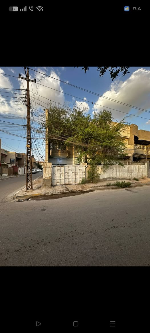 دار للبيع 125 متر (ملك صرف) محله 731 شارع الضغط خلف اعدادية الناصره للبنات .
ركن على شارعين (شارع 60 متر وشارع 10 متر) وأمامه تشجير 500 متر  والوجه 12.5 متر والنزال 10 متر وكما موضح بالصور أعلاه .
يحتوي على 3 غرف نوم واستقبال ومطبخ وهول وصحيات عدد 2 في الطابق الارضي والطابق العلوي ، وحديقه داخليه 6 م * 4 م / وكراج لسياره واحده سعر العقار 290 مليون دينار قابل للتفاوض. 
موبايل *********** يوجد في الرقم واتساب.
