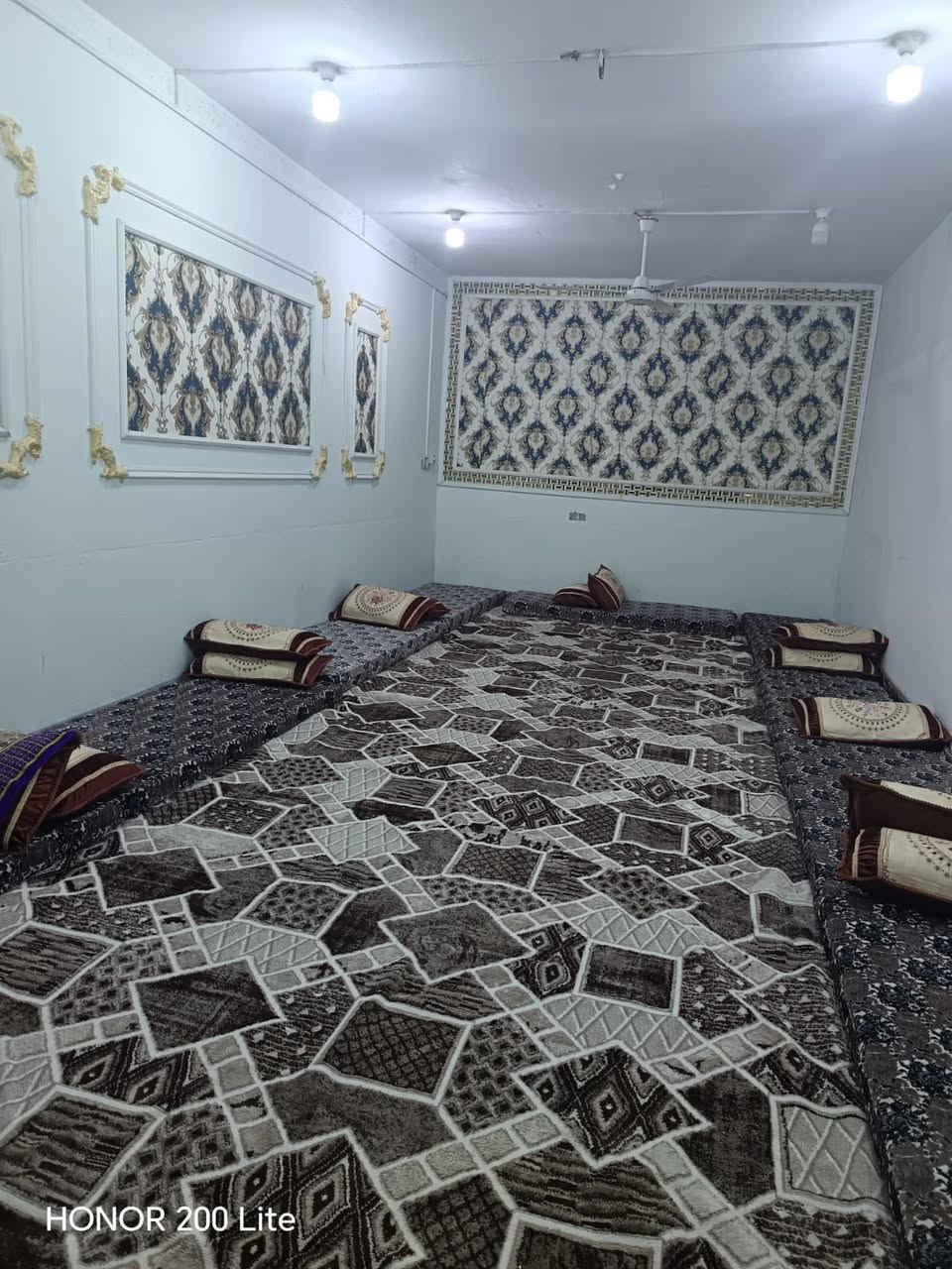 #بيت_للإيجار 
بيت جبير بي 4 غرف جوه و3 غرف فوگ ومسلك وهول وديوانيه وبي حديقتين وحمامات خارج 2 وداخل واحد 
#المكان حي12 ربيع الاول
للأستفسار اكثر الإتصال ع هذا الرقم
***********
