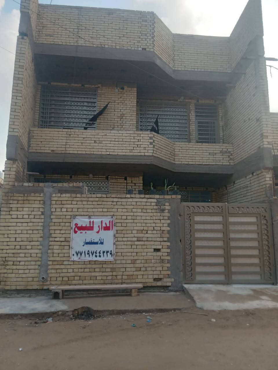 دار في ريا وسكينه  لبيع مساحه 180 متر قاطين اربعه نوم مطبخ حار ومطبخ بارد مناور ثنين خدمات ثلاثه صاله كبيره الاستفسار ***********
