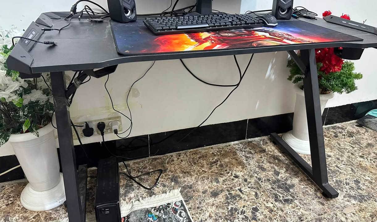 شاشة من شركة msi عالية المواصفات دقة 4k و معدل اطار ١٢٠ فريم للاصحاب الpc و ps
مع ميز Z يحتوي اضائة عَـ الجانب وتحكم بالريمونت 
للتواصل 
***********
