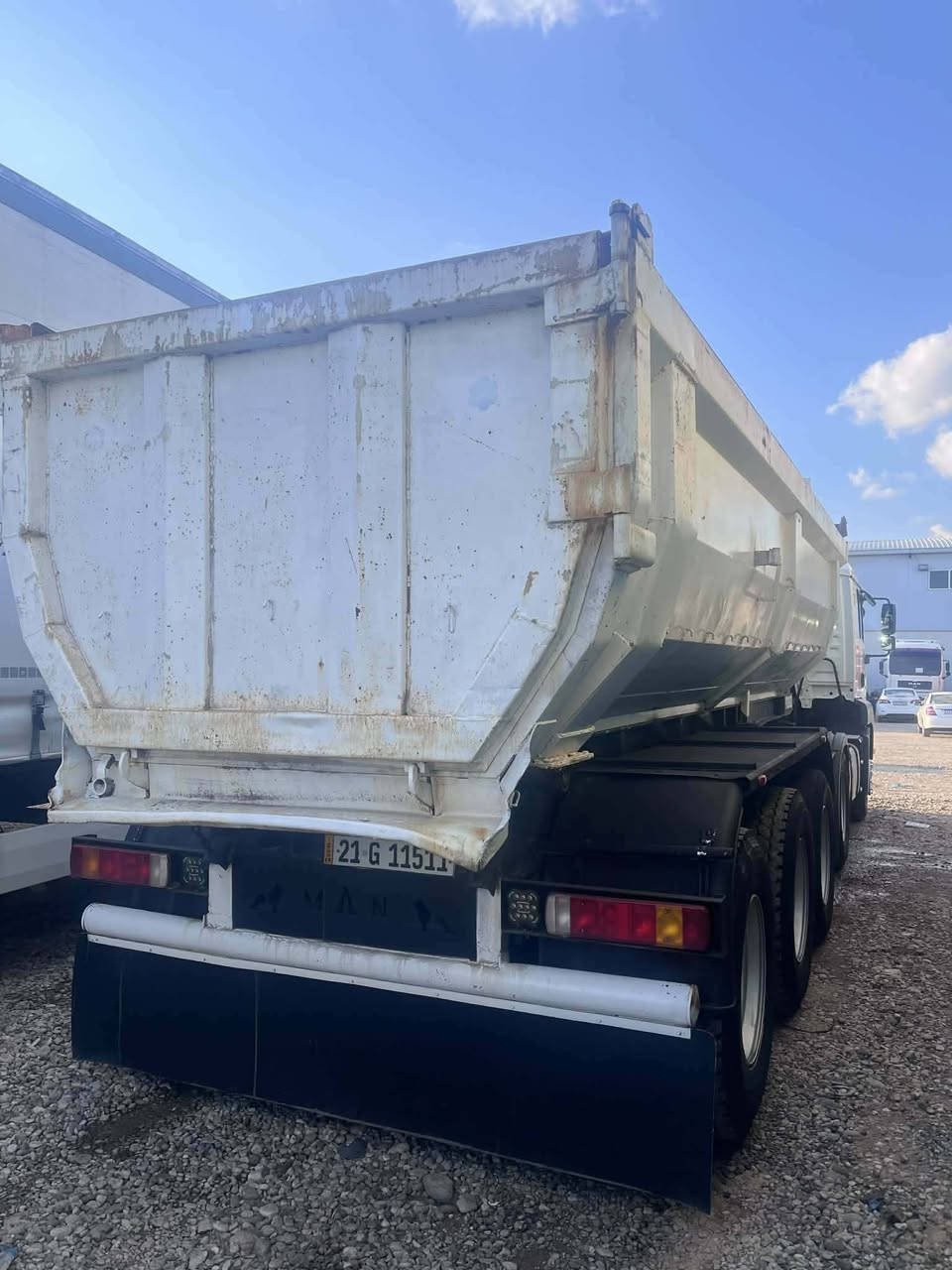 السلام عليكم ورحمة الله وبركاته 
مان 2004 تيكة نساف للبيع 
حجم المكينة 410 بيها بخار بسيط 
كير اوتوماتيك دعامية حديد بلاد 
العربانه 22م (3) دناكير تخم تاير 
سنوية وبراد ورقم وشعار ليزري جديد
سعرها 260 دفترين و ستين وبي مجال 
رقم الهاتف : ***********
