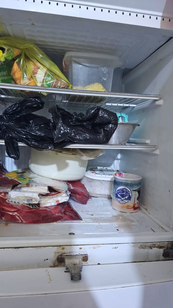 للبيع ثلاجه حجم كبير جديده كلش سعره٢٠٠ قفل شرط شغل ونظافه  ***********
