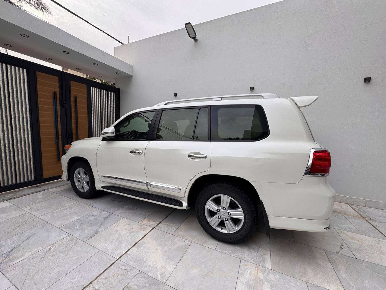 سلام عليكم للبيع لاندكروز مديل ٢٠١٣
ابريم اصل سياره من هيه زيرو لحد الان عندي 
مكفوله من كلشي بسمي مواصفات البريم معروفه 
السعر ٣٨٥ورقه بيه مجال حك الجيه للإستفسار 
*********** مكان كربلاء قرب مستشفى الكفيل
