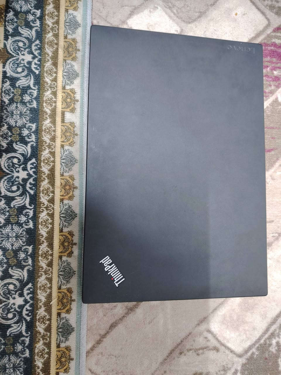 : لينوفو (Lenovo).
البيع ***********
المميزات الفريدة: يتميز بوجود "TrackPoint" (النقطة الحمراء) في منتصف لوحة المفاتيح للتنقل، وتشتهر هذه الأجهزة بمتانتها ولوحات المفاتيح
