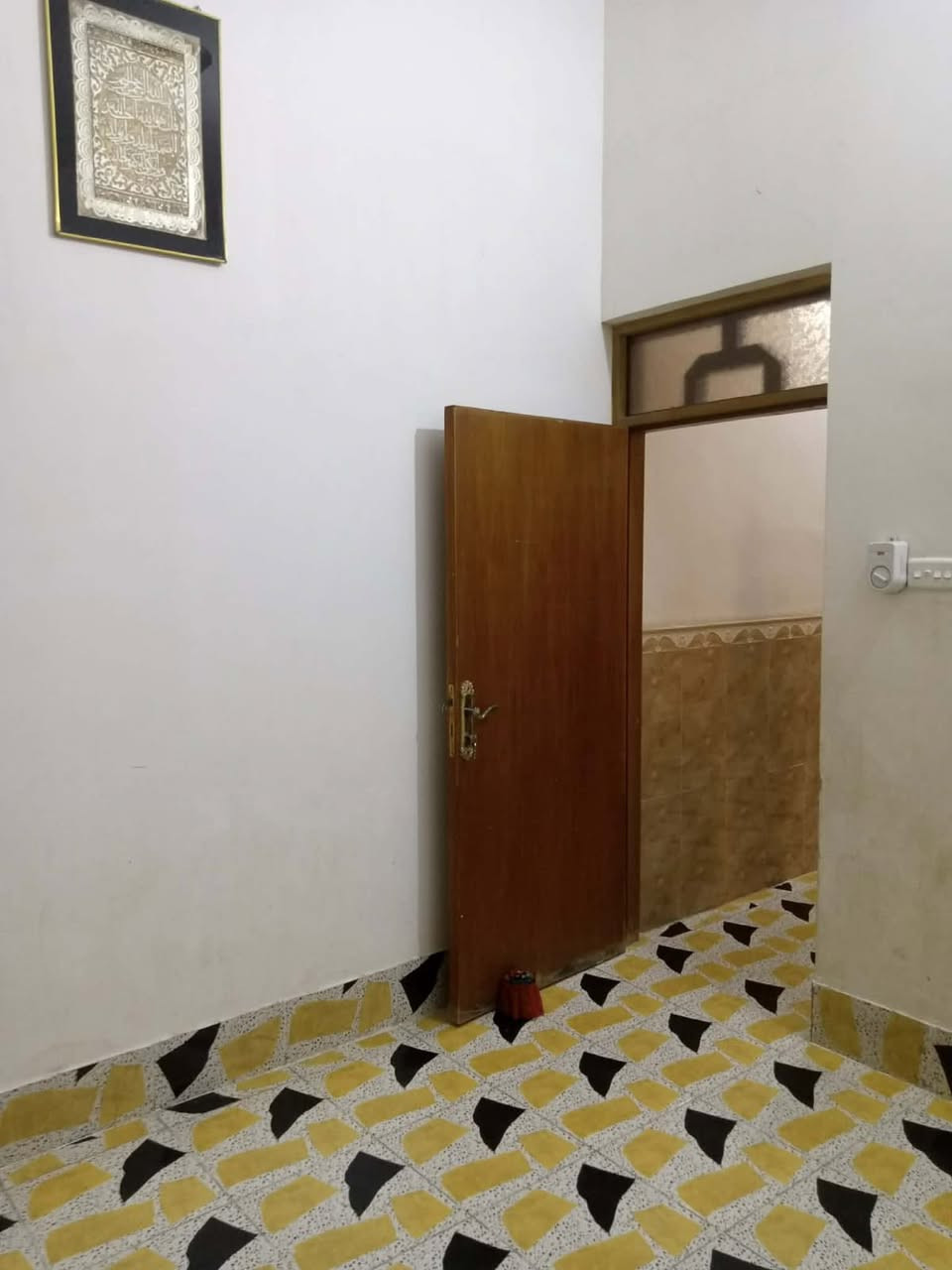 دار للبيع الرمادي جزيرة البوذياب قرب الطاحونه المساحه 1200 متر سند 25 فسفوره السعر 85 مليون البيت حاليأ مؤجر الماء والكهرباء داخل السياج يتكون من استقبال وهول ومطبخ وصاله وغرف عدد2 صحيات داخليه للاستفسار ***********
