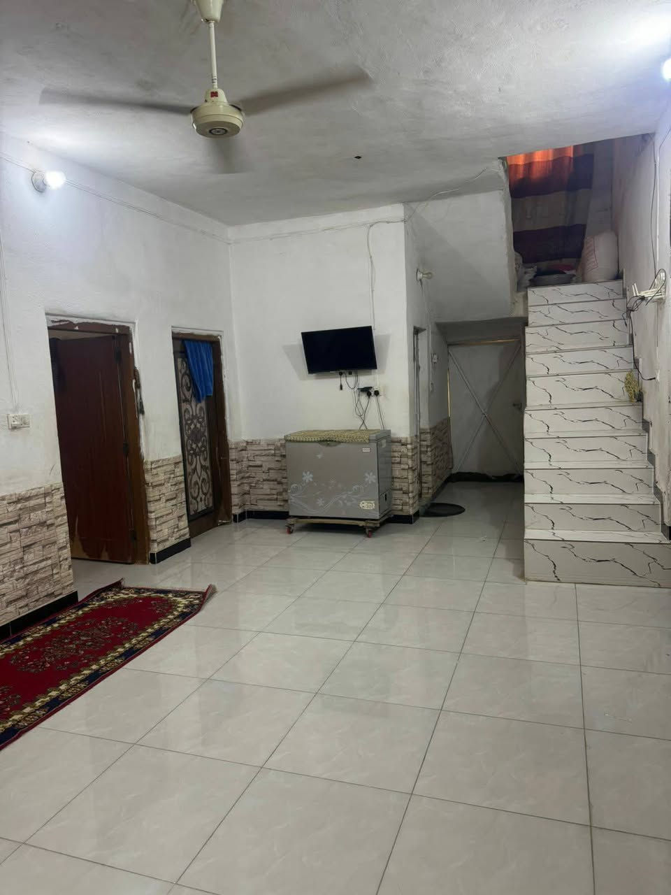 السلام عليكم
 بيت للبيع في منطقة حي الجوادين (شارع النفط) شارع 6
مقابيل مكتبة المصطفى
مساحة 200 متر 
يحتوي على 3 غرف واستقبال وهول  ومطبخ والصحيات داخلية وخارجية
السعر 70 مليون وبي مجال
للتواصل مراسلة الصفحة 
أو الإتصال على الرقم ***********
