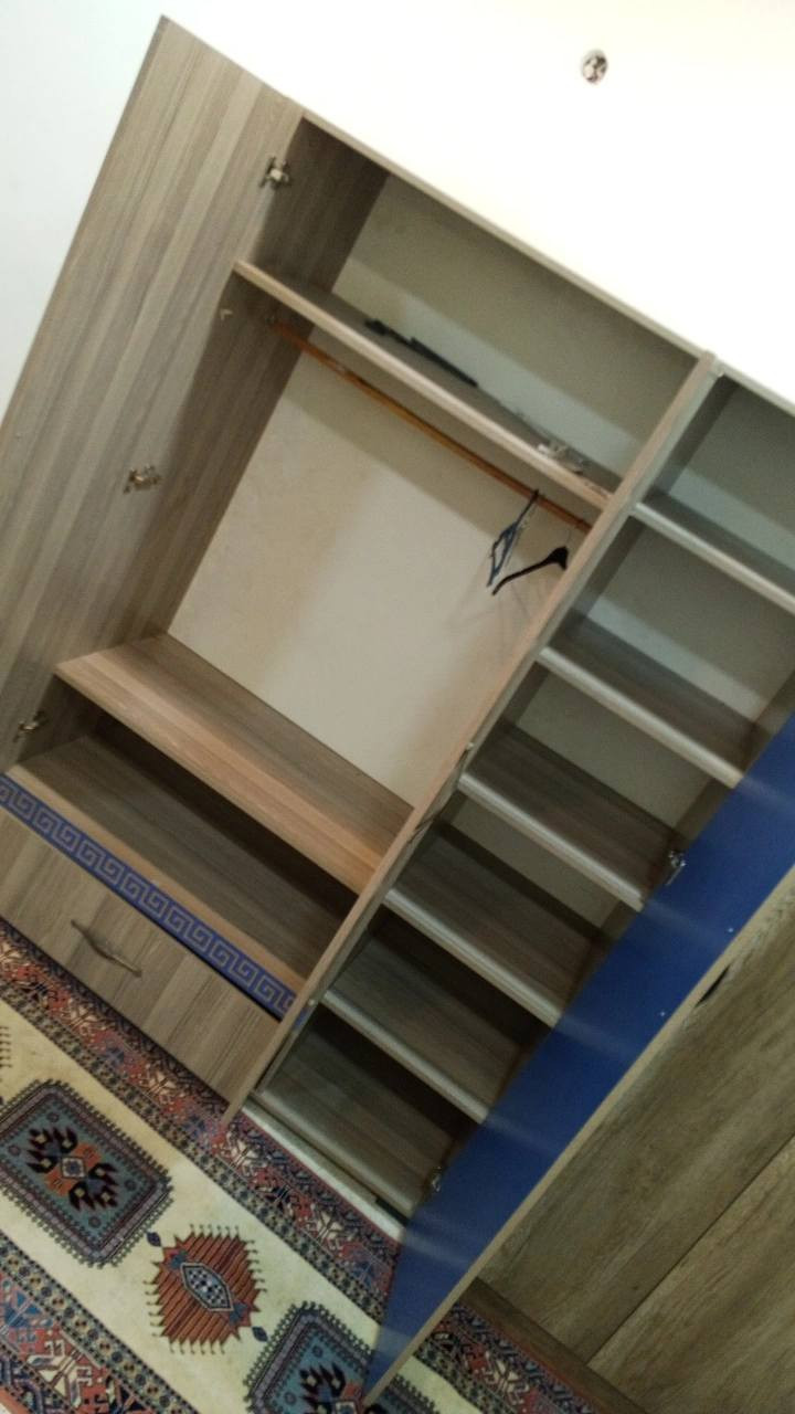 كنتورين للبيع
اللي على اليمنة بابين نظيف حيل 100 ألف 
واللي على اليسرة مثل ما موضح بالصورة 3 بيبان 100
ارتفاعهن 2 متر 

***********
