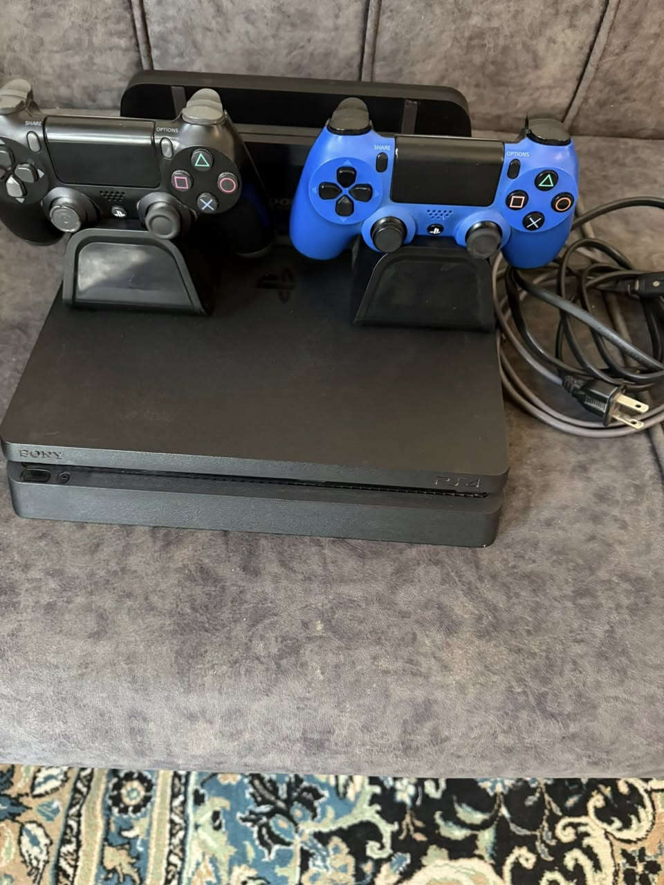 بلي فور  اسلم مهكر  نضام 9  ذاكرة  1 تيرا  لك ممفتوح
وياه يدة اصلية وثانية تجارية 

نضافة مثل ما موضح بي 10 لعبات

السعر  280الف 

مكاني  بغداد فلكة سلمان باك 

رقم  ***********
