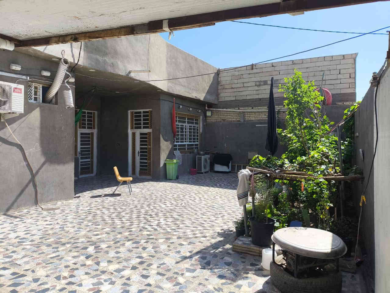 السلام عليكم بيت 360متر طابقين مقابيل ملحق قرية الغدير عمود 299 يبعد عن الشارع العام 50 متر واضح بالتصوير يمكم اخوان البيت معروض مع سبالت عدد خمسة اثنين كنتوري وثلاثة تعليك مع سخان عدد اثنين مع براميل ابو الالف عدد اثنين مع جلسه عربيه استقبال زاد صالهمع كاونتر مطبخ حار وبارد 22متر السعر
150وبيه مجال للستفسار الاتصال على الارقام التالية
***********
***********
