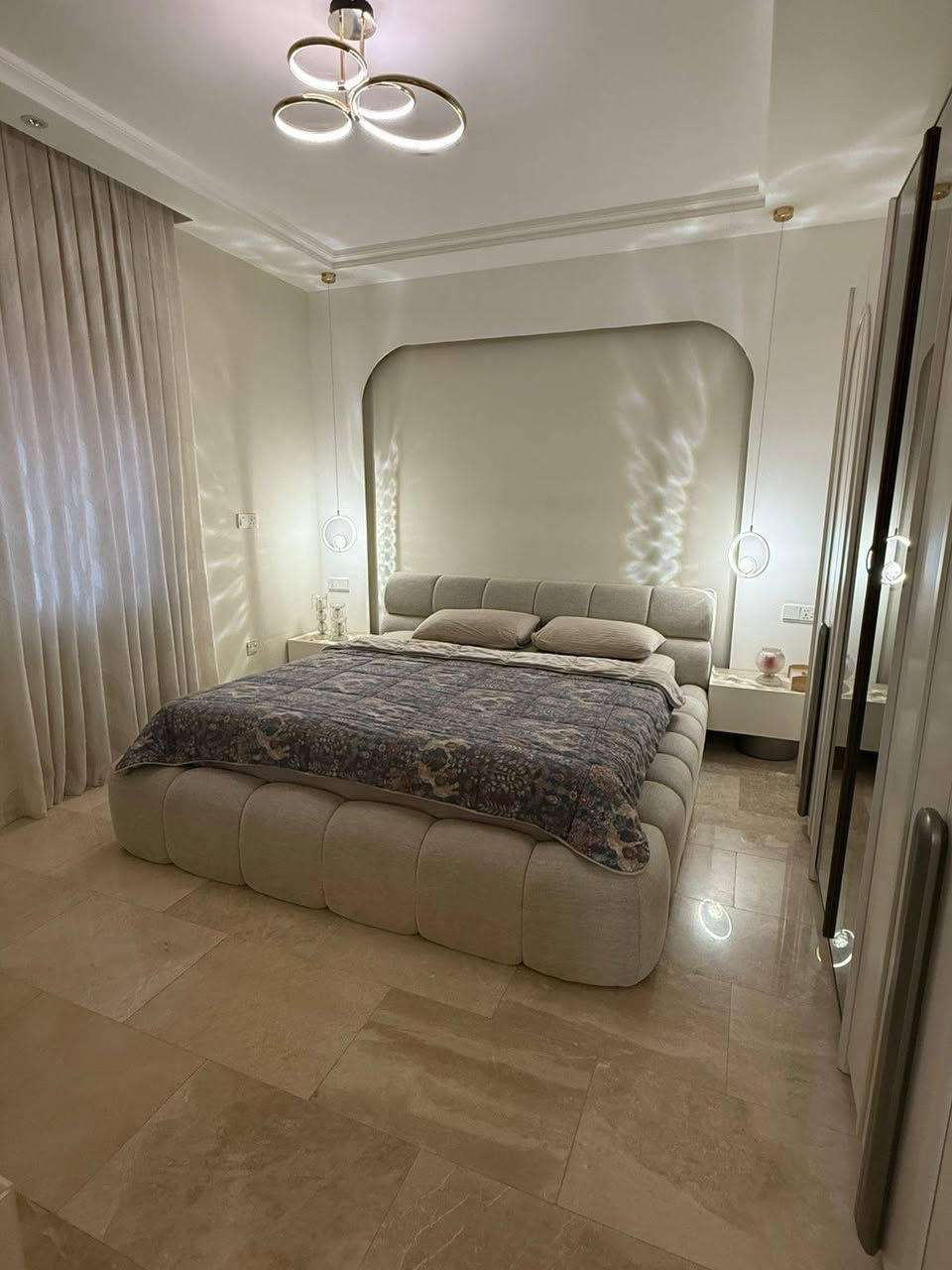 بيت بالجوهرة الزون الثالث  للبيع  موقع جدا مميز جاهز للسكن
نوع ..  طابق ونص مساحه  250 م مسكون صار اقل من سنة..
🏤يحتوي على اضافات 
1- غرفتين فوك مع تغليف آيزوگام..
2-ديكورات وصبغ جديد مع سقيفة فاخرة..
3-الحمامات اعاده بناء وديكورات فاخرة.
4-الشبابيك والابواب المنيوم.
5-مع البيت ٤ سبالت جديدة و ماطور وسخانات عدد ٢ و ثريا وبراكيتات غرفة المنام الرئيسية..
السعر المطلوب 480 مليون
***********
.***********
