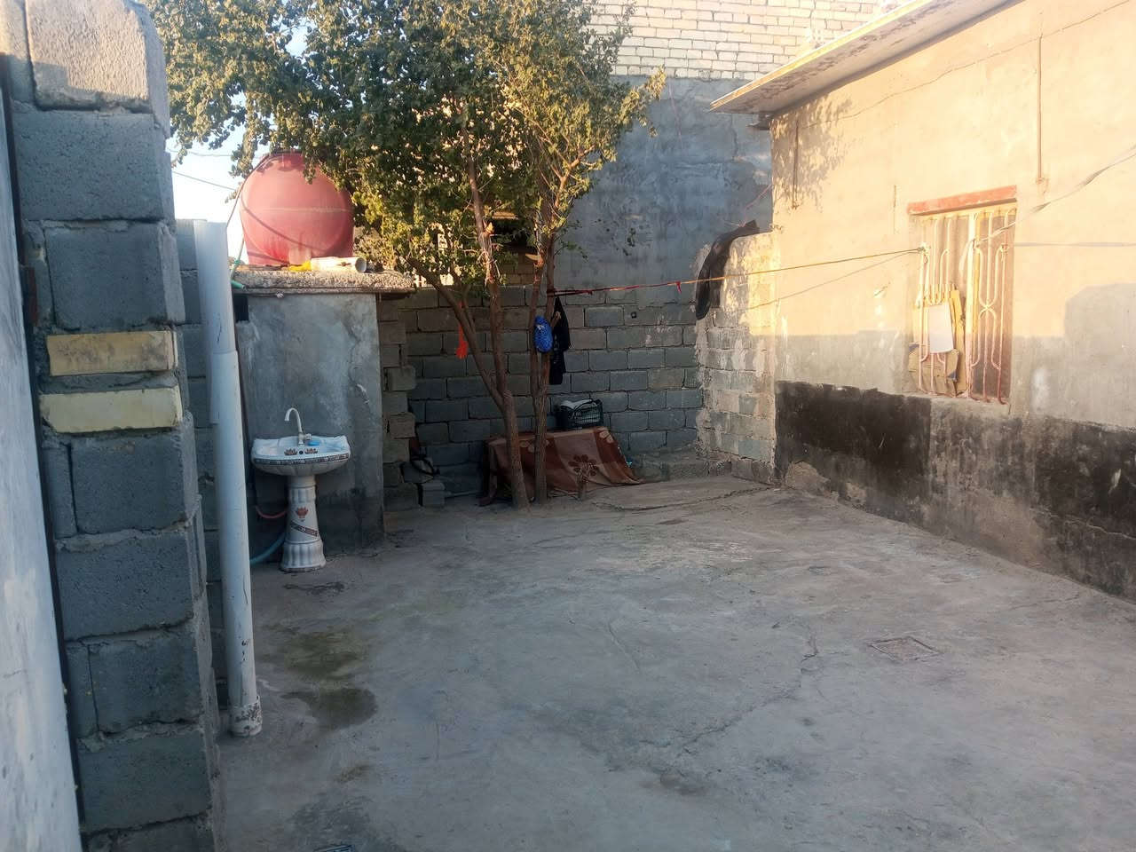 السلام عليكم ورحمة الله. يوجد بيت في حي الخضراء بشارع عشرين قرب
الشارع العام  البيت زراعي. 
المساحه 220متر 
رقم الهاتف /***********
***********
