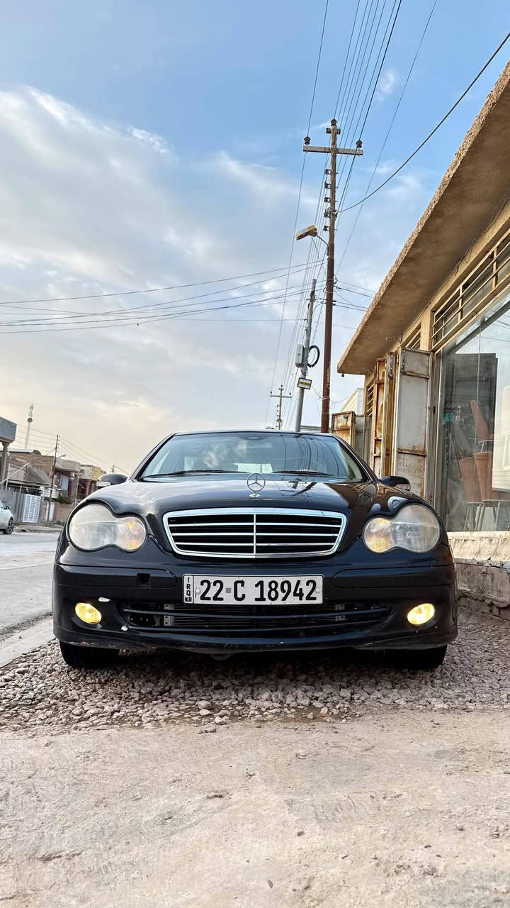 السلام عليكم مارسدسW203 موديل 2006  محرك 3000 vvt رقم اربيل شرط التحويل سياره مكفوله من الضربه مصبوغه عام اثر جراد سياره جاهزه من كلشي كهربائيات كلها شغاله منظومه تبريد جديده ثلج تبريدها تخم تاير جديد منظومه بانزين جديده بيها نقص بس صدرها الامامي شويه. سياره مكانها حله شارع 60  للاستفسار ***********
