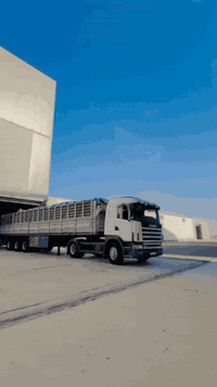 اسكانيا للبيع موديل 2000 هزه وفحص جديد مربوطه وراها عربانه أوربية موجو...