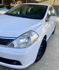 نیسان ڤێرسا ۲۰۰۹ بڕاوەی دوبەی پێش و پشت کەپس ٤ تایە و ویلی لۆکی لەژێرە...