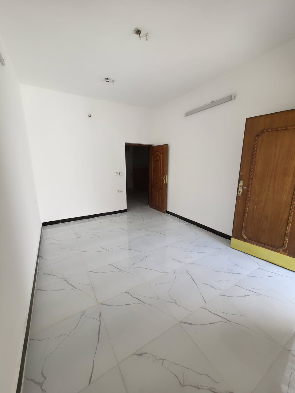 دار للإيجار مساحة 100م

يتكون  البيت من مدخلين وصالة ومطبخ واسع وثلاث غرف نوم وحمامين وكراج واسع وبيتونة

الموقع /الدورة/الشرطة ابو طيارة/فرع النجم الساطع

السعر/800 ألف

للإستفسار/***********
