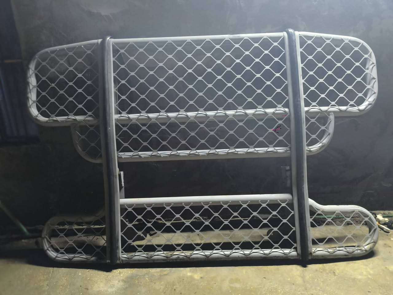 درع سكانيا حديد للبيع بعدة جديد ما مشدود على سيارة السعر5$ ***********
