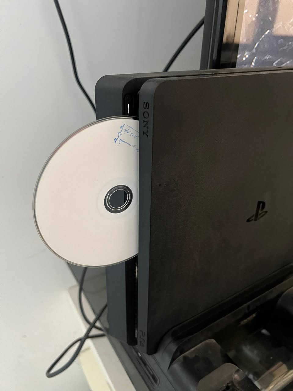 بلي فور سلم 1 تيرا مهكر بواسطة قرص التهكير ملحقاته جوستكين واحد بلادي والثاني تجاري و UBS بالاضافه الى قاعدة شحن اليدات و ثلاث اقراص وبي خمس اللعاب مثل ما موضح بالفديو البلي مفتوح من اشتريته والبلي كلش نضيف حته الكارتونه موجوده مكاني بالكاظميه والسعر 350 الف وتعال وتدلل الرقم ***********
