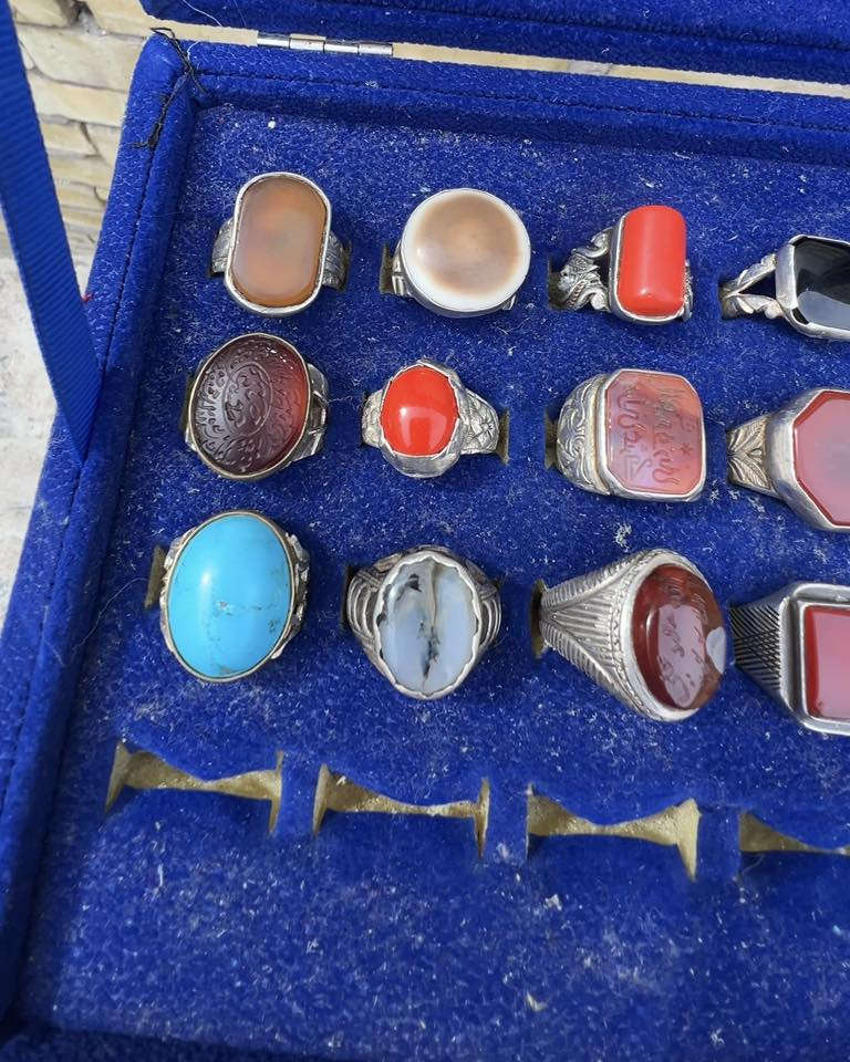 السلام عليكم اخوتي جبتلكم شلعه واحد عل واحد 20 قطعه وكله صياغات حلوه ومرتبه والأحجار اصليه وقديمه وكلهن يماني حلوات امانه الله القطع مو ثكال الصياغه مو ثكيله بس يدويه ومرتبه وكله فضه ٩٢٥ مشروط ابيع شلع ب 26 الف القطعه القطعه بدون عمله لا تعاملني مكاني بغداد المدينه واكو توصيل جميع المحافظات حته الطبله وياهن خلصوني 😂 ***********
