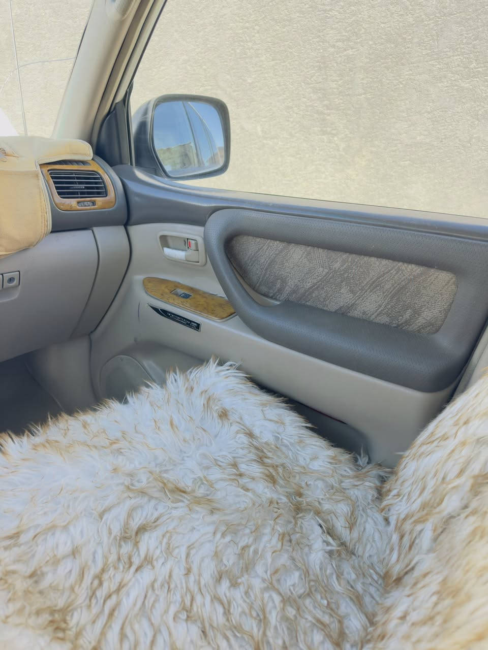 السلام عليكم لاندكروز 2001 اللون ابيض سياره كفاله عامه من الضربه او الحادث فقط صبغت حزام اثر خطه طابعه عندي مواصفات فول ٣ قطع تبريد ثلاجه دواخل عسلي دبل كير دبل تانكي دبل سبير كير مكينه بشرط حداده جديده  للاستفسار ***********
