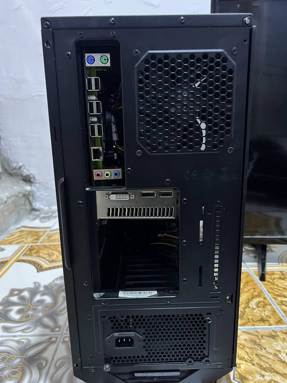 للبيع: تجميعة مواصفات حلوة (للمهندسين والمصممين والگيمرية)
السلام عليكم شباب، عندي هاي التجميعة للبيع، قطعها مختارة وحدة وحدة للأداء العالي والاستقرارية. التجميعة تعتبر "وحش" بالمهام الثقيلة والرندر بفضل المعالج العملاق اللي بيها.
📌 التفاصيل الكاملة للقطع:
1. المعالج (CPU): Intel Xeon E5-2680 v4 * هذا المعالج يجي بـ 14 نوات و 28 مسار! يعني يكتل الرندر كتـل وممتاز جداً للمونتاج وفتح أكثر من برنامج بنفس الوقت بدون أي تعليق (أداءه يوازي معالجات غالية بالسوق).
2. البورد (Motherboard): X99 P4
• بوردة احترافية تدعم رامات DDR4 وبيها منفذ M.2 NVMe للسرعات العالية، بوردة تتحمل شغل ساعات طويلة.
3. الرام: 8GB DDR4 (قابل للتطوير بسهولة).
4. البور سبلاي: Aigo 500W (أصلي وماركة معروفة، مو من العادي اللي يخوف على القطع).
5. الكيس (Case): Cooler Master الأصلي، كيس مرتب وشكله "هيبة" ويجي وياه 4 فانات أصلية يعني التبريد فول والتيار الهوائي داخل الكيس ممتاز.
6. الهارد: HDD 500GB شغال ونظيف.
7. المبرد: Aigo هوائي، تبريده ثلج، ملاحظة: القفل مالته يحتاج لحيم بسيط واللحيم مالته موجود وياه (شغلة ربع ساعة وتخلص).
⚠️ ملاحظات للأمانة:
• كرت الشاشة: RX 580 8GB (موجود ويه التجميعة بس "عاطل بي شورت")، أنطيه هدية للي يحب يصلحه أو يستفاد من قطعه.
• الوضع الحالي: التجميعة كاملة وموجودة، بس يرادلها "ترتيب وايرات وتركيب" وتصير جاهزة للعمل 100%.
💰 السعر: (انطي سعرك هنا او على الخاص أو اتصل ومراح نختلف إن شاء الله).
📍 الموقع: البصرة - الشمشومية.
🚚 التوصيل: موجود للي يحتاجه.
📞 للتواصل والاستفسار: ***********
