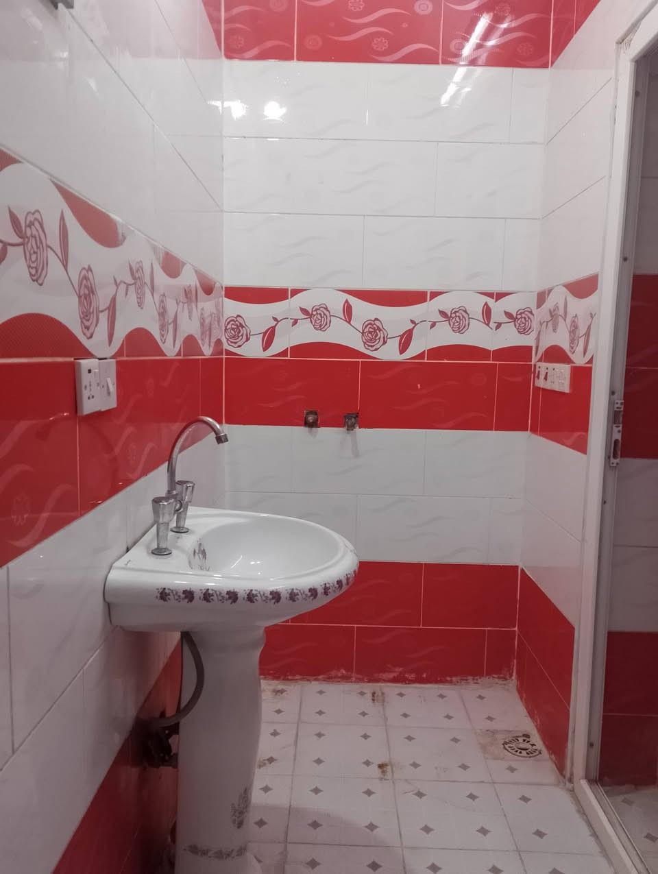 دار للايجار 
نظيف جدا
طابق ثاني معزول تماما
 العنوان 
حي الخضراء ....
خلف مول حفتابازاري كركوك 
مول كركوك الاسبوعي

المساحه 175متر
بناء حديث 2020
غرف نوم عدد 2 (4× 5)
غرفه ضيوف كبيره( 4×6)
صاله داخليه كبيره
بيتونه كبيره
بلكونه كبيره 
مغاسل حمام وتواليت سراميك 
مطبخ سراميك 
ارضيه البيت كلها كاشي موزايك
شبابيك و ابواب VBC
البيت  عليه ادامه كامله من صبغ وكهربائيات...الخ 
يوجد فيه خط مولده 
 الكهرباء والماء معزوله
سخان وماطور ماء مع تانكي عدد 2 كبيران
السعر 300 قغل
مطلوب عائله صغيره
ويفضل ان يكون موظف
اتصال بالرقم***********
مكتب عقارات كركوك الذهبي
