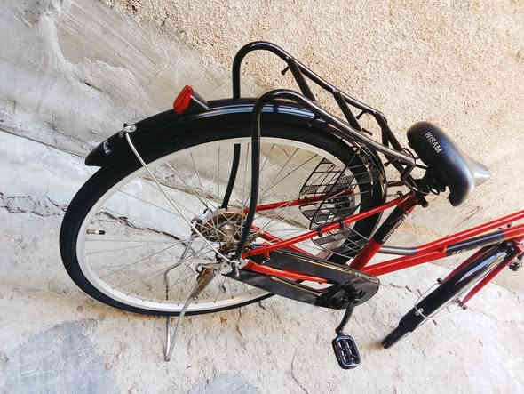 السلام عليكم بايسكل حجم 26 بناتي للبيع بايسكل نظيف نظافه 75% السعر 85 وبي مجال داينمو شغال مكاني بغداد العامريه راسلني على هذا الرقم ***********
