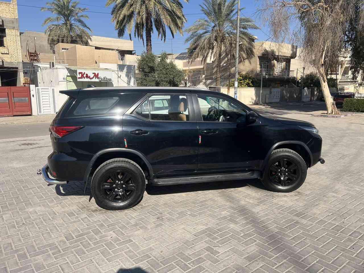 السلام عليكم
TOYOTA FORTUNER 2018 (SAS)
4 سلندر 2.7 لتر
المسافة المقطوعة : 77 الف كيلو 
مواصفات :
3 نسخ من المفاتيح
دفع رباعي و دفلوك خفي و تسييت الاطارات
7 راكب
تخم اطارات جديد
تخم دسكات جديد
تبريد 3 قطع
معروفة مواصفاتها السيارة مابيها برغي نقص
السيارة مكفولة كفاله عامه من الصبغ و الحادث 
سونار للسيارة موجود راسل واتساب يجيك 
مكان السيارة بغداد الكاظمية 
السعر 270  و بيها مجال 
الاتصال : ***********
