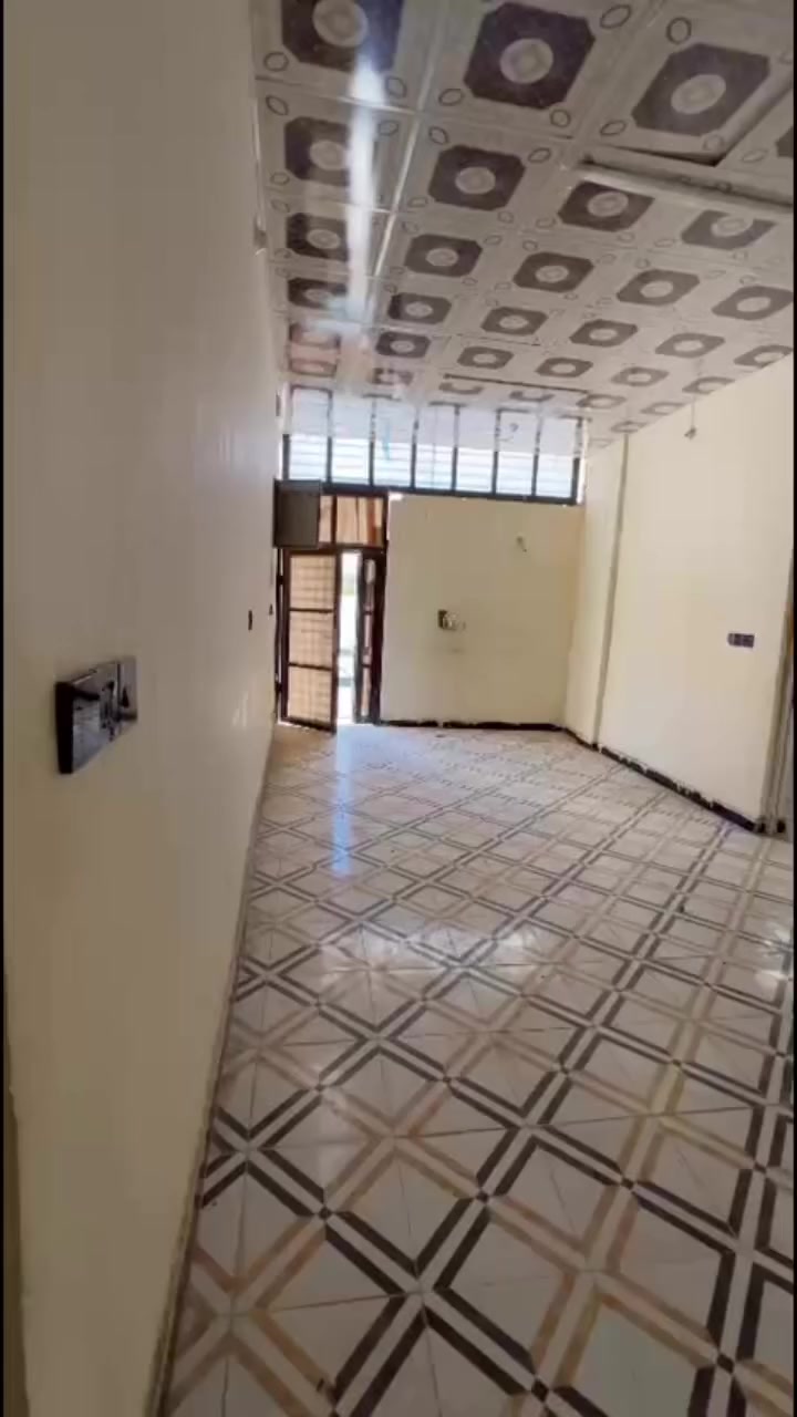 #شقه سكنيه للايجار عوائل فقط 
تحتوي على غرفتين نوم وصاله ومطبخ مفتوح ع الصاله  
اي استفسار اتصلوا على ***********
