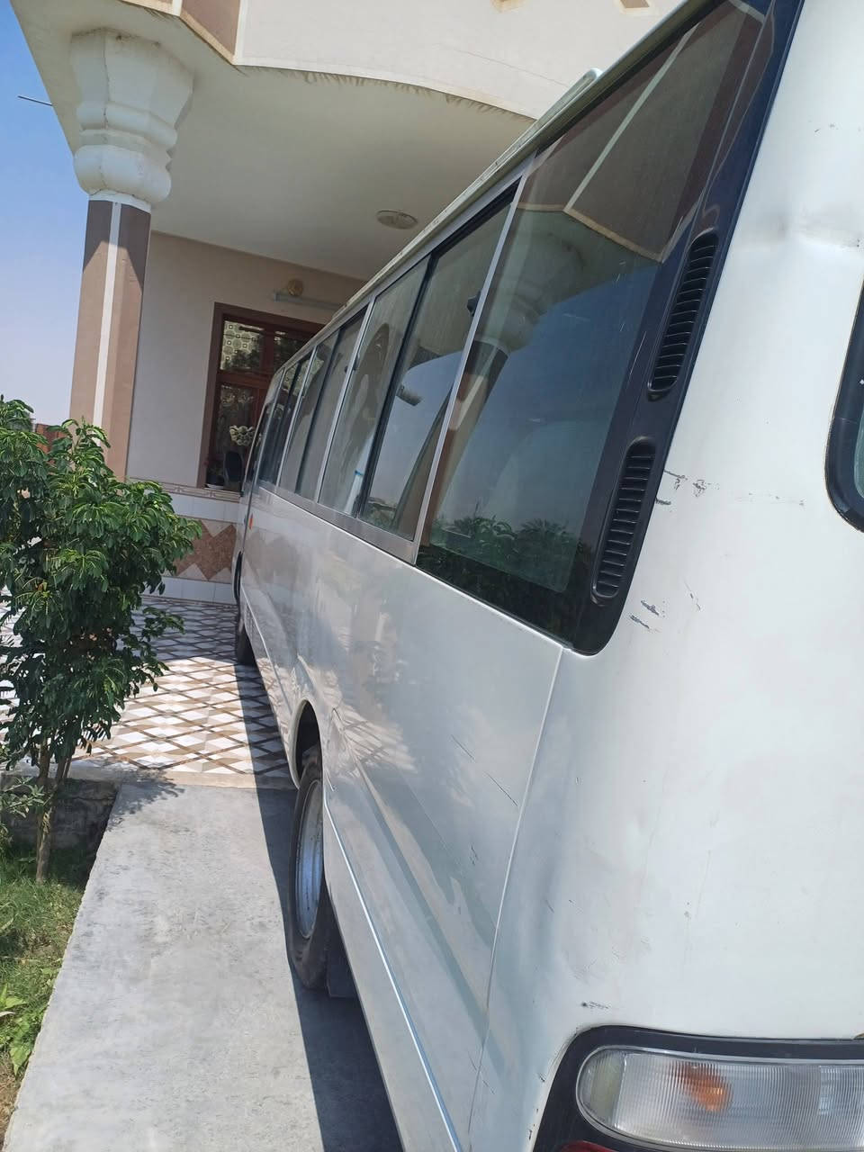 سلام عليكم كوستر ٢٠٠٩ مصبوغه من جام وجوه وبيه طخات بصيطه مامصلحه سعر ١٩٥ سياره بسمي ***********
