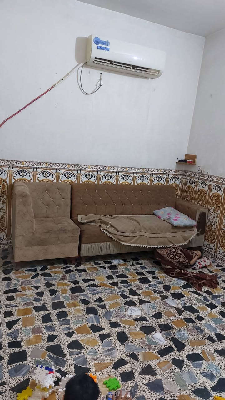 السلام عليكم بيت للبيع المساحه ٢٠٠وبي مع محلات 2 حاليآ مئجرات العنوان بغداد الحسينيه الراشديةخدمات مسقط قرب مستشفى التركي قريب على مطعم ابو خميس الاستفسار على رقم ***********هاذابي واتساب السعر على الخاص

