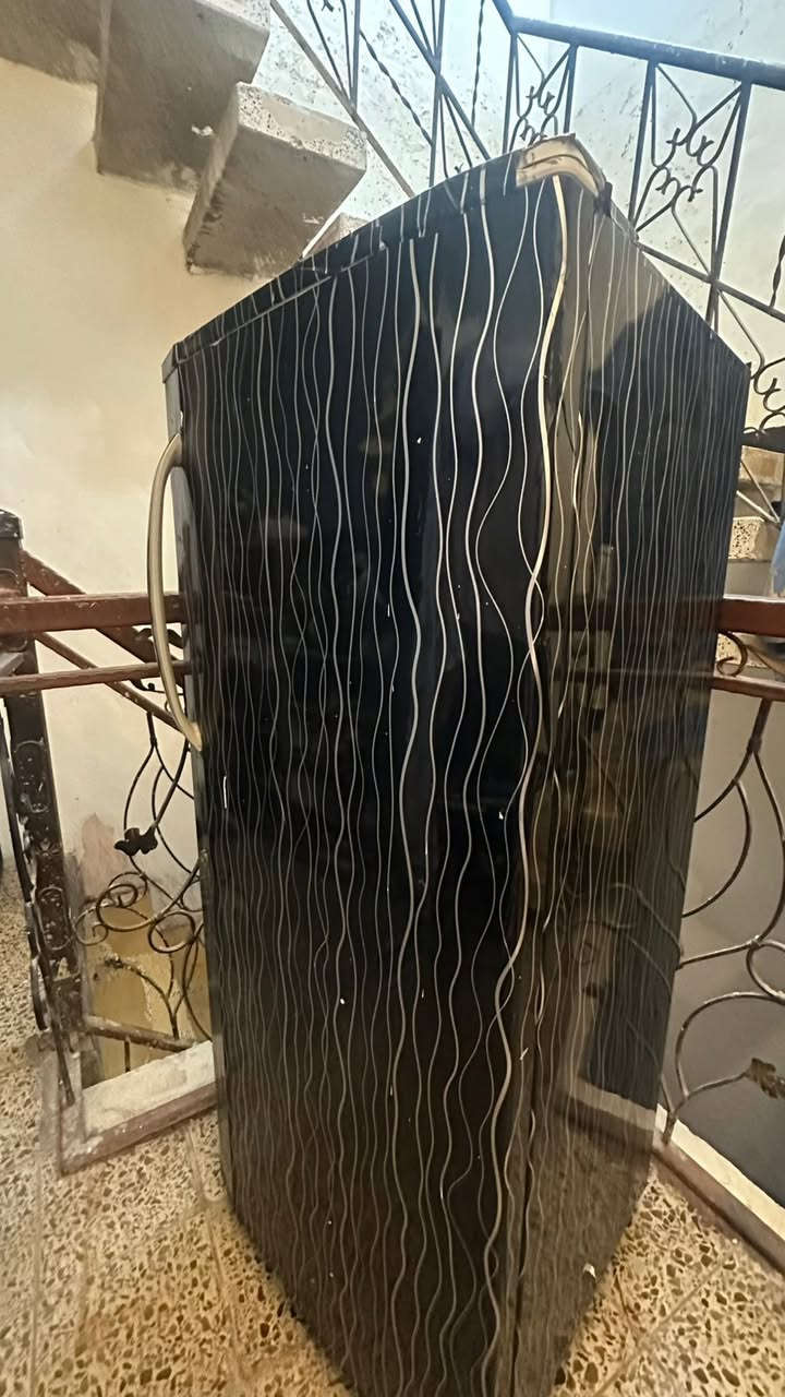 ثلاجه نضيفه جدا مداخله تصايح بلاد سعرهه ١٠٠مكانهه بغداد حي العامل شارع السكلات ***********
