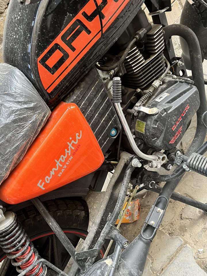 سلام عليكم اخوتي
دايوان : جبلي 

موديل :26 

حجم المكينه :200cc

رقم : بغداد الإنكليزي عدد لوحتين 

سنويه : بأسمي تحويل ثاني يوم 

ماشيه :35 كيلو متر 

نظافه : 100/100

السعر  : 3 ونص وبيهه مجال 

رقمي :***********
