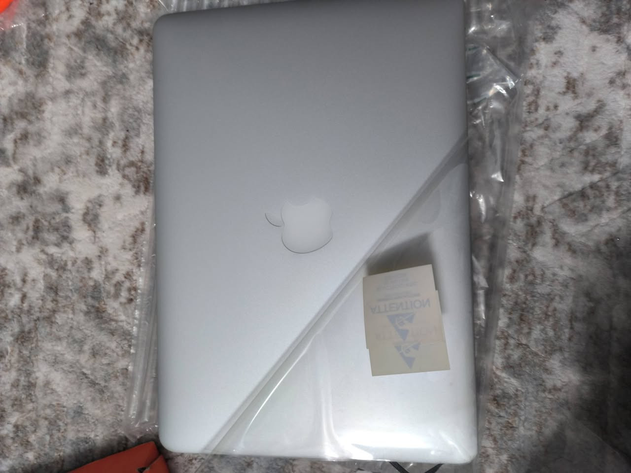 شاشة لابتوب ماكبوك برو كاملة مع الغطاء الخلفي (Full LCD Screen Assembly) لـ MacBook Pro 13
​شاشة كاملة وجديدة بالنايلون مالتها، تجي طقم كامل (الشاشة + كفر الظهر والألومنيوم مع اللوغو + المفاصل والوايرات)، يعني جاهزة للشد والتبديل المباشر بدون تعب.
​المواصفات والتفاصيل:
​الموديل المتوافق: MacBook Pro Retina 13-inch (الموديل الشهير A1502) لسنوات أواخر 2013، 2014، وبشكل خاص أوائل 2015.
​نوع الشاشة: شاشة Retina الأصلية بدقة عالية جداً.
​اللون: فضي (Silver).
​الحالة: جديدة تماماً وغير مستخدمة (Brand New) وعليها لزقة الحماية مالت المعمل.


**إذا كنت صاحب هذا الإعلان وتريد حذفه لأي سبب، رجاءا أرسل رسالة إلى الدعم الفني**