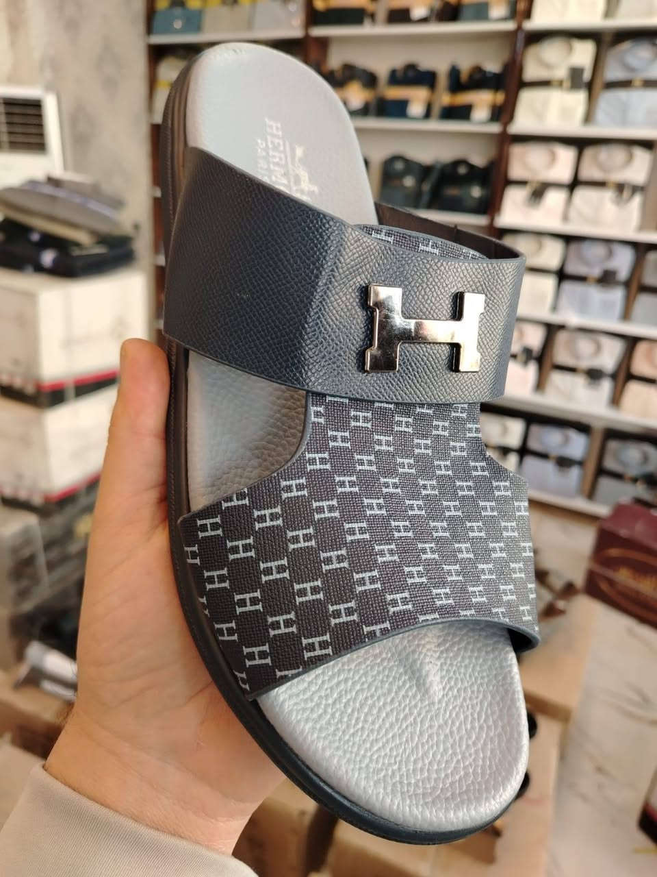 شحاطة هرمز الأصلي
تصميم أنيق وجودة عالية
الألوان المتوفرة:
أسود • جوزي • أزرق • حليبي
القياسات:
من 41 إلى 45
📍 العنوان: الشرقاط – السوق الجديد – شارع الخياطين – رقم المحل 29 – أزياء تميم – مقابل مجمع السلام
📦 يوجد توصيل لجميع محافظات العراق بسعر 5000 فقط
📲 للطلب أو الاستفسار راسلنا على الخاص أو واتساب: ***********
