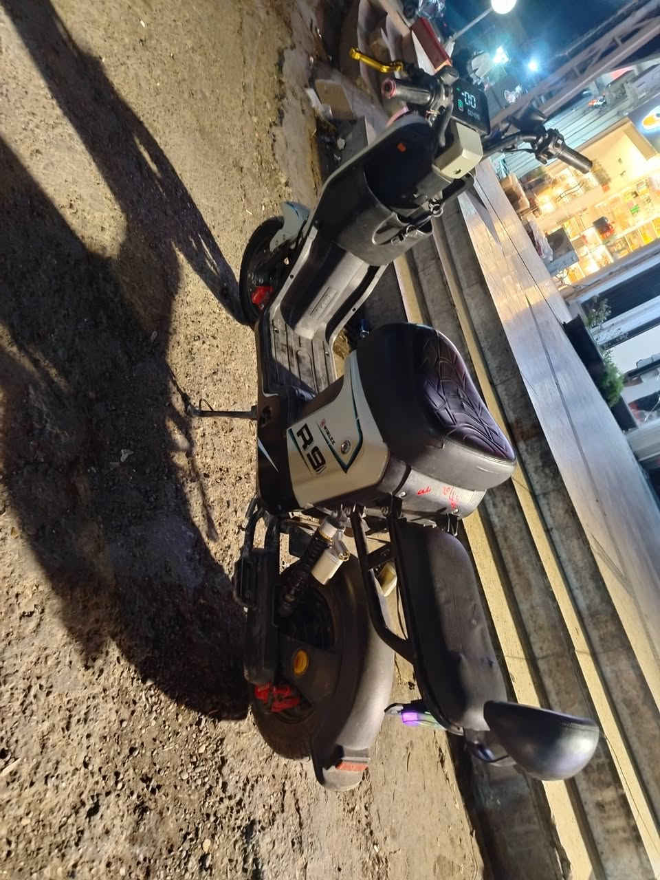 السلام عليكم عندي درجة شحن R9 2025 درجة جديد بطارية جدد مكان بغداد حي العامل السعر 350 شراي تصل رقم ***********
